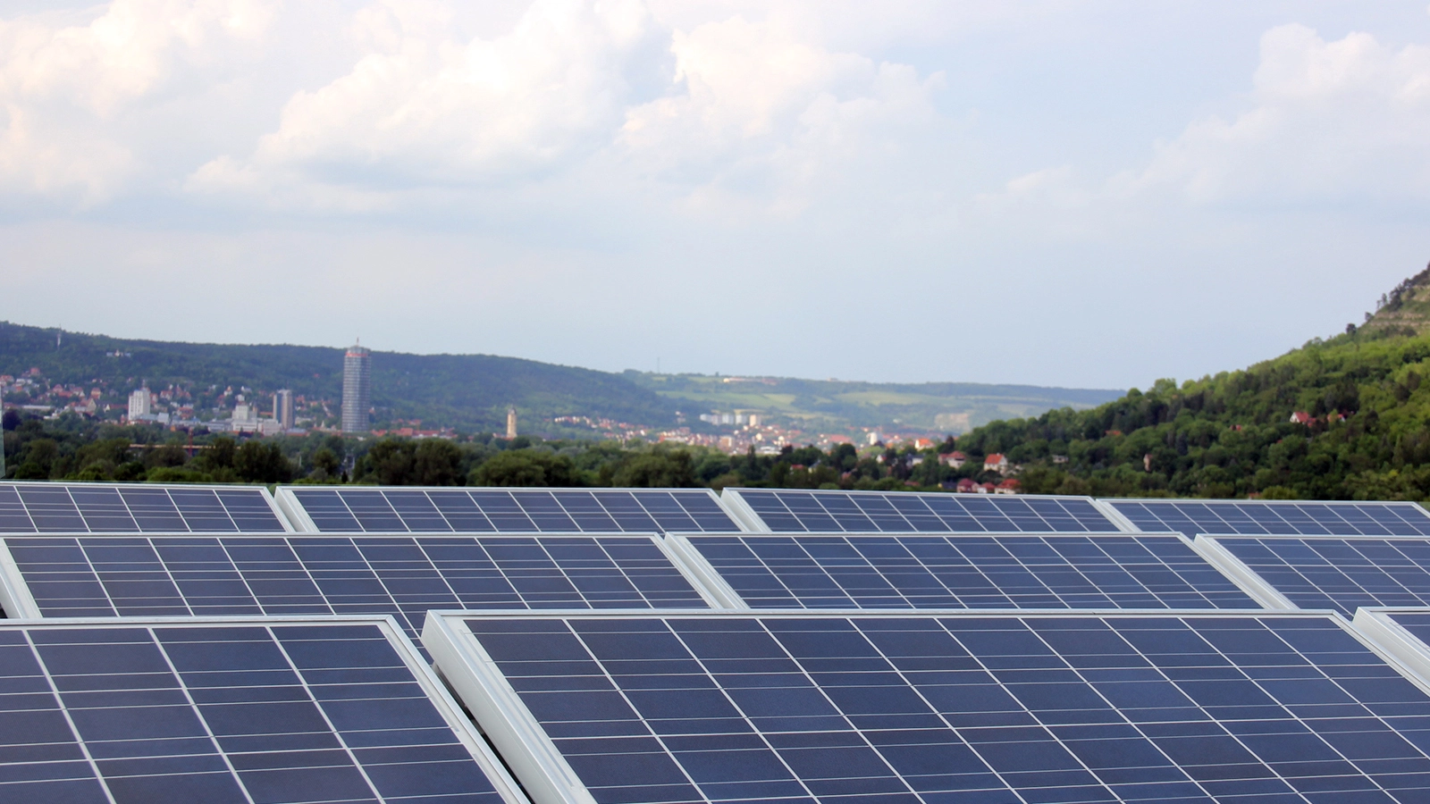 Solaranlage auf dem Stadtwerke-Dach vor Jena-Panorama