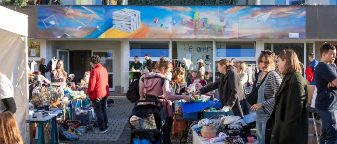 Freestyle Floh- & Kreativmarkt mit Ständen vor dem Kreativen Baubüro Lobeda
