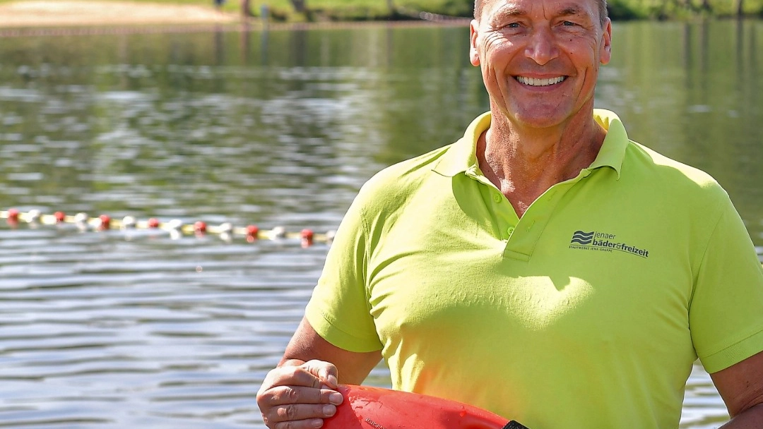 Ein Schwimmmeister vor dem Schleichersee