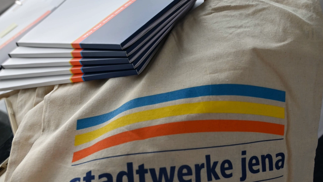Stoffbeutel und bedruckte Mappen im Stil der Stadtwerke Jena
