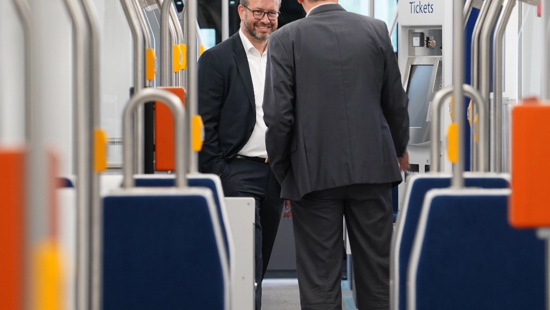 Zwei Personen stehen in der neuen Lichtbahn