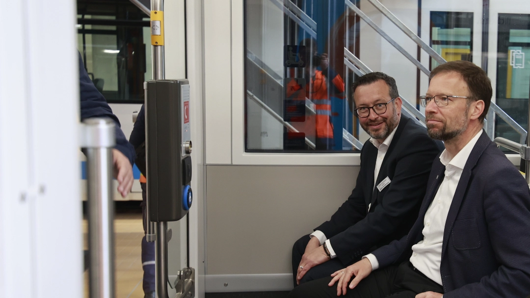 Zwei Personen sitzen in der neuen Lichtbahn 