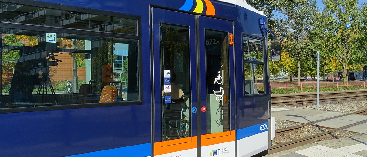 Seitenansicht einer Straßenbahn des JNV