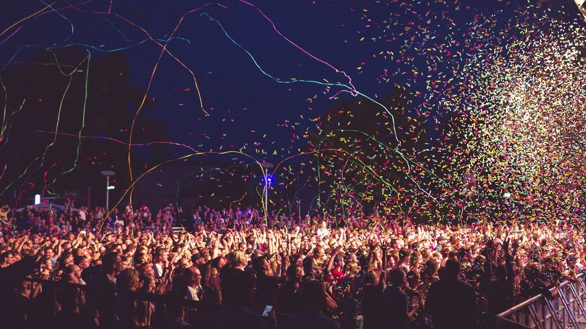 Symbolbild Publikum und Konfetti auf der Kulturarena