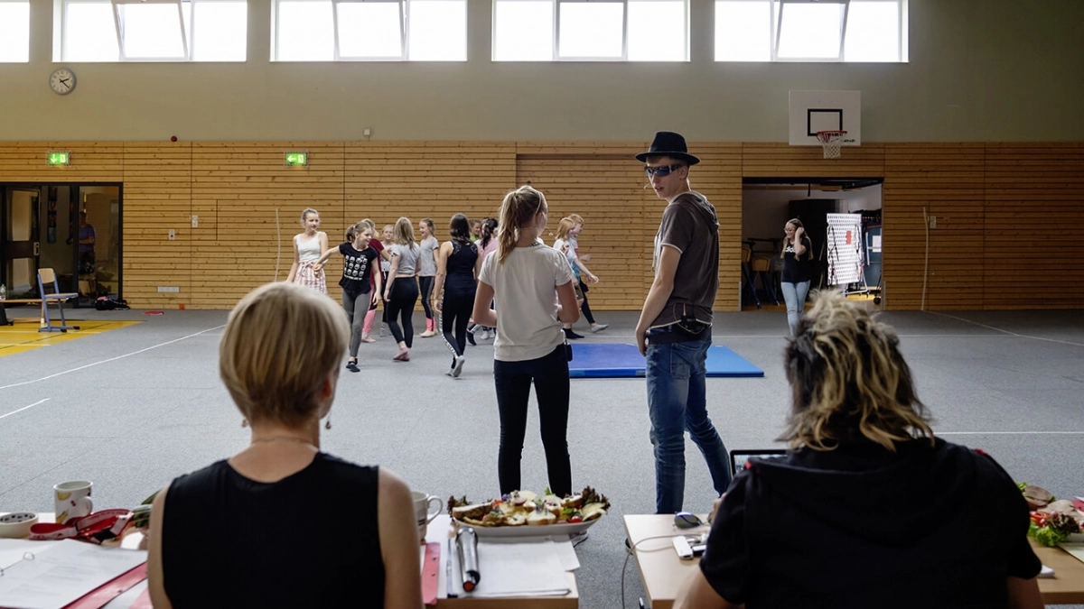 Schülerinnen und Schüler proben in regelmäßigen Workshops