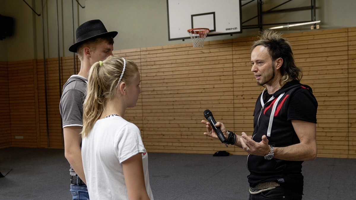 Schüler feilen an ihrem Gesangstalent, begleitet von Arno Köster (Projektkoordinator der Udo Lindenberg Stiftung)