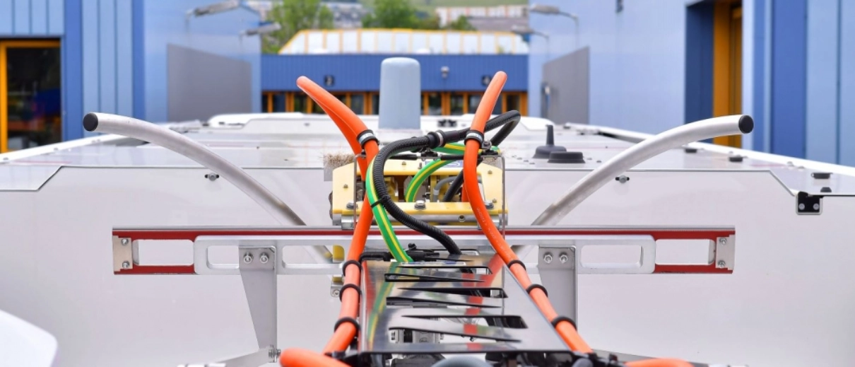 Der Stromabnehmer eines Elektrobusses 