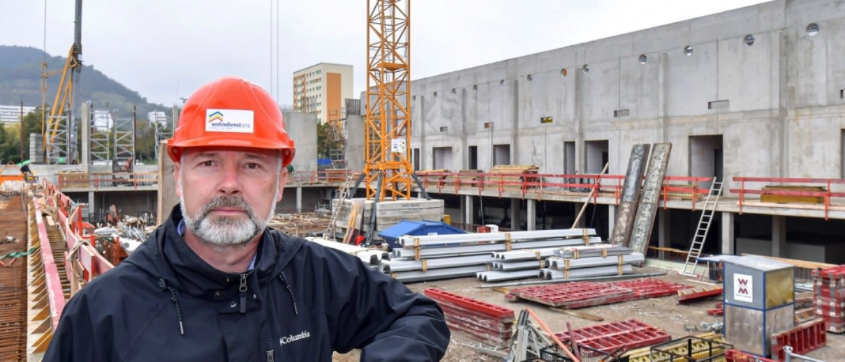 Projektleiter Olaf Heuthe auf der Baustelle zur neuen Sportschwimmhalle