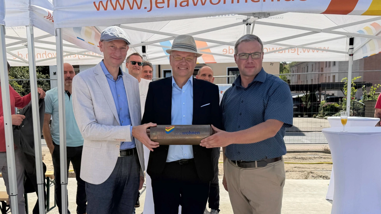 Grundsteinlegung in Hermsdorf:  v.l.n.r. Dr. Stephan Wydra, Vorsitzender des jenawohnen-Beirates, Geschäftsführer der jenawohnen GmbH Tobias Wolfrum und Bürgermeister Benny Hofmann