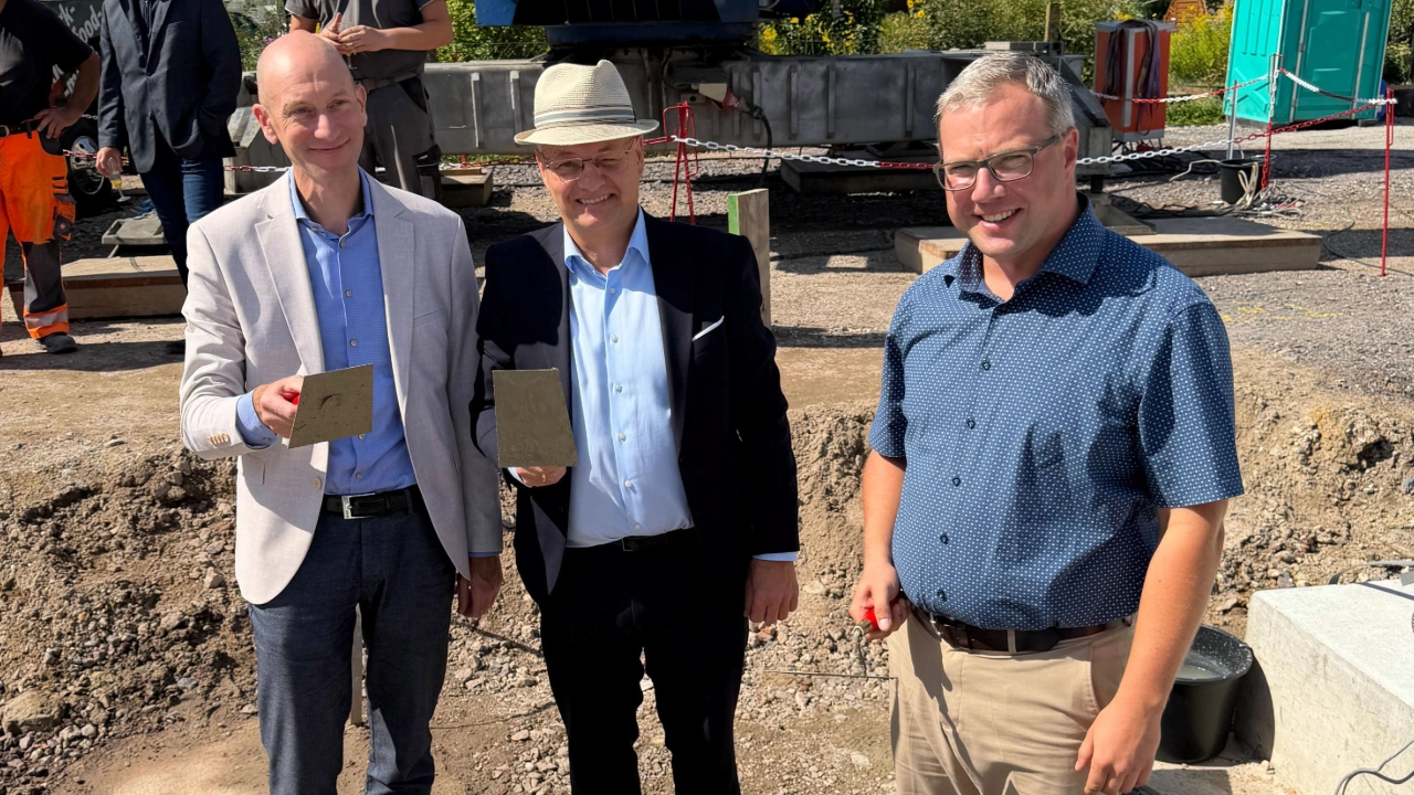 Grundsteinlegung in Hermsdorf: v.l.n.r. Dr. Stephan Wydra, Vorsitzender des jenawohnen-Beirates, Geschäftsführer der jenawohnen GmbH Tobias Wolfrum und Bürgermeister Benny Hofmann