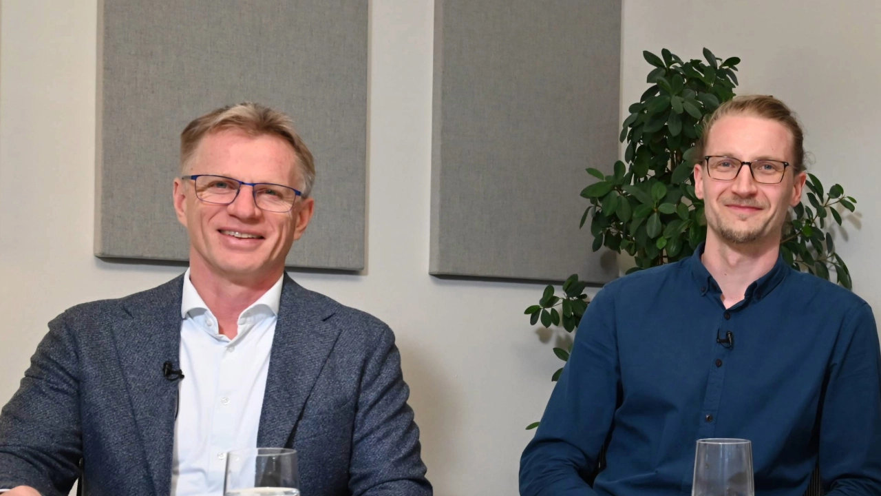 Udo Weingart von den Stadtwerken Energie und Kevin Muschalle-Momberg von der Stadt Jena 