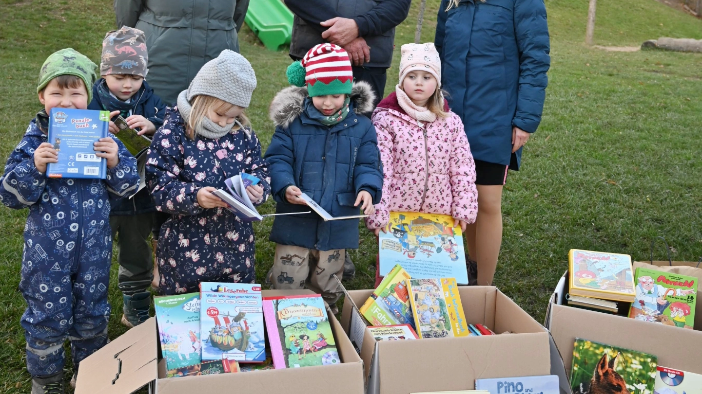 v.l.n.r. n: Marie Schulz und Andreas Wölfel, beide Kita Flohkiste, und Ines Eckert, Stadtwerke Jena GmbH, mit Kindern der Kita Flohkiste.