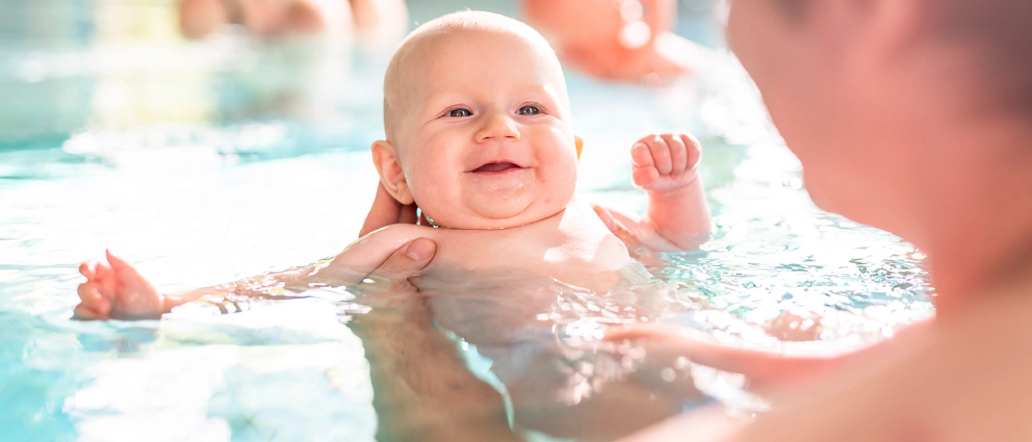 Babyschwimmen im Schwimmbad