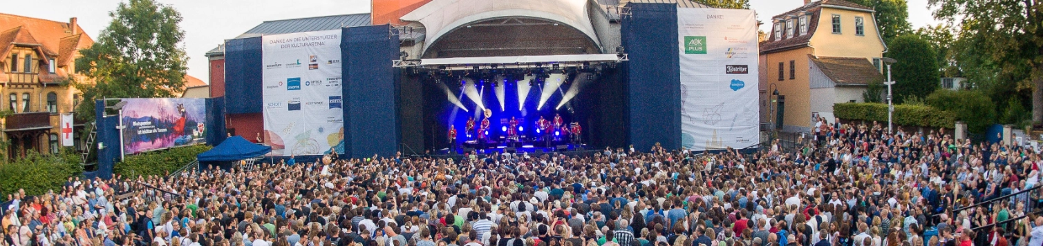 Eine Menschenmenge steht vor der Bühne bei der Kulturarena in Jena.