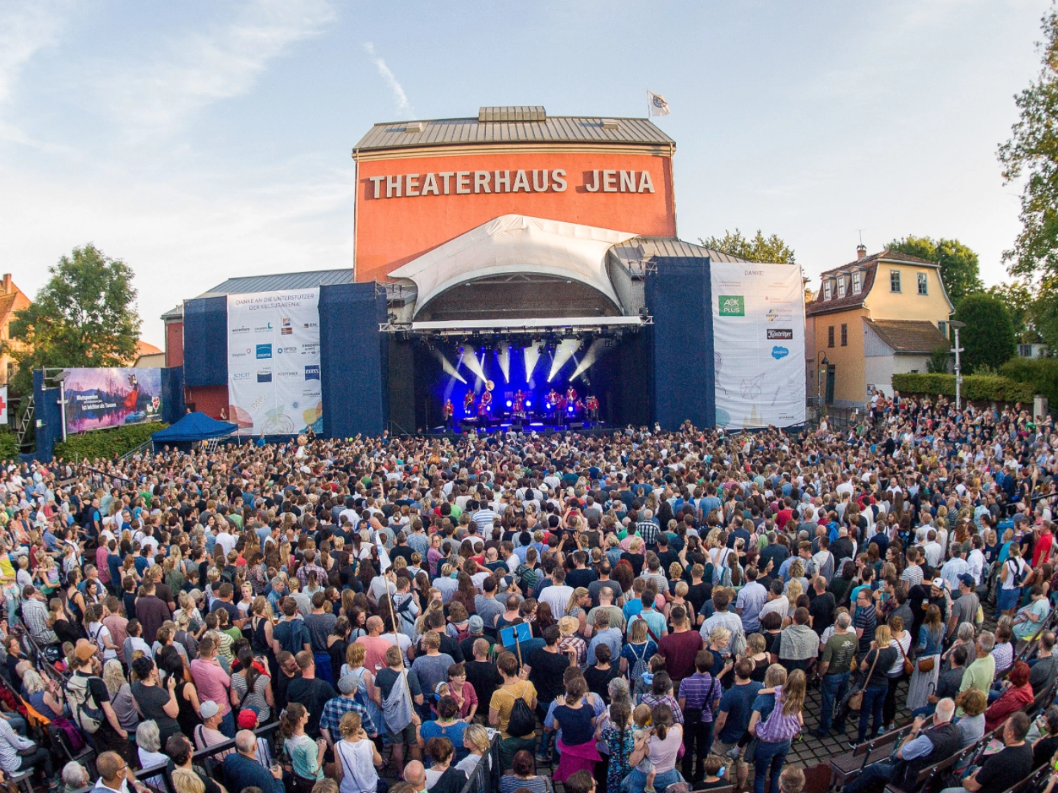 Eine Menschenmenge steht vor der Bühne bei der Kulturarena in Jena.