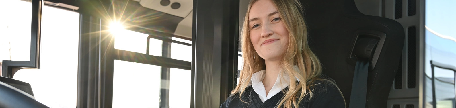 Caroline-Marie startet als Fachkraft im Fahrbetrieb durch.