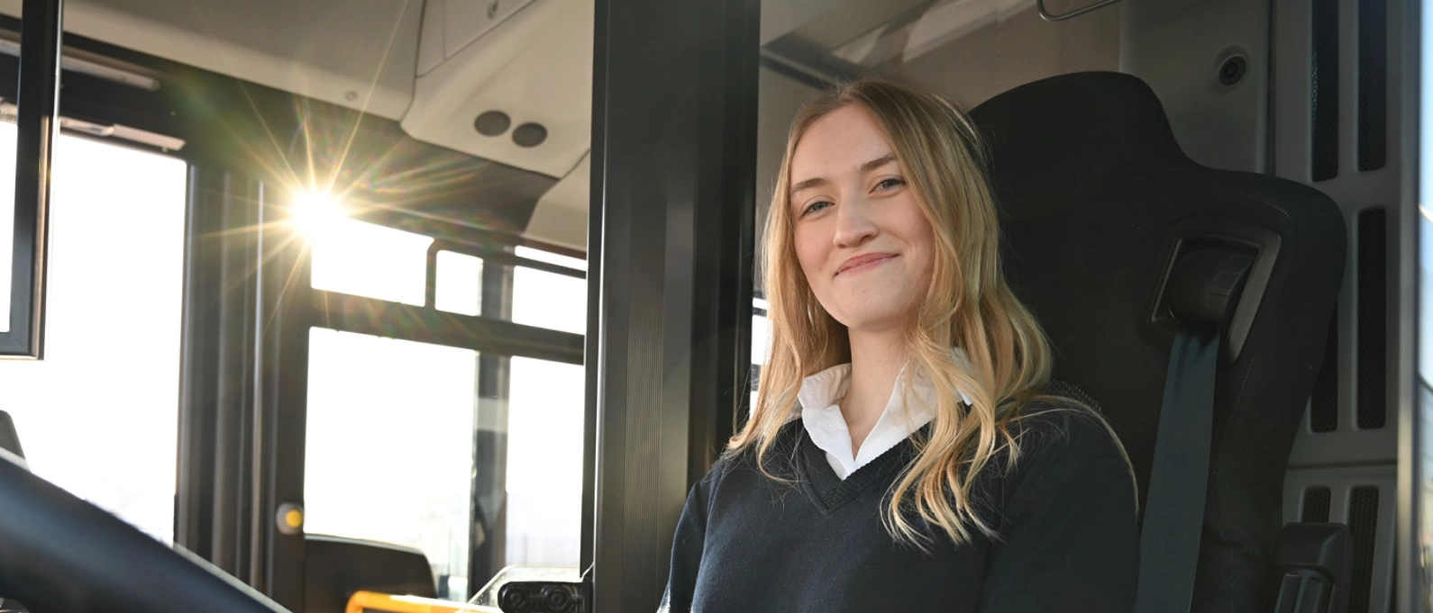Caroline-Marie startet als Fachkraft im Fahrbetrieb durch.