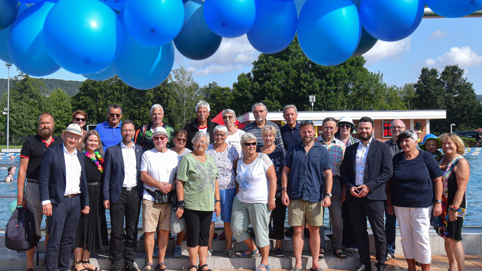 70 Jahre Ostbad - Geladene Gäste während der Feierlichkeiten im Ostbad neben dem Schwimmbecken