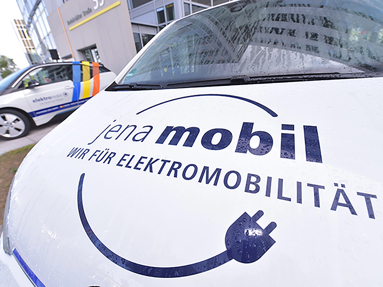 Elektroauto mit Logo Wir für Elektromobilität