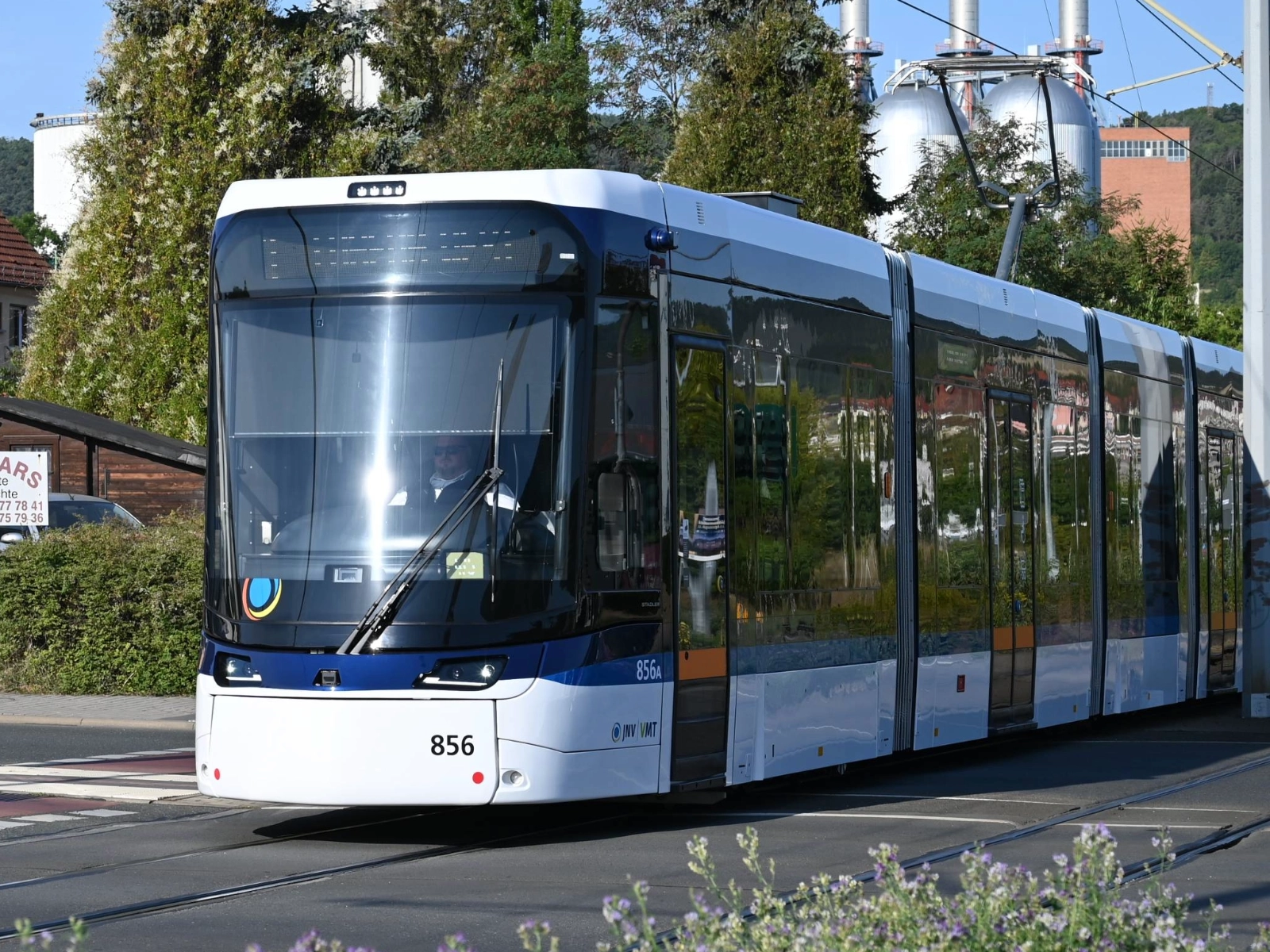 Eine Bahn fährt Richtung Burgau. 