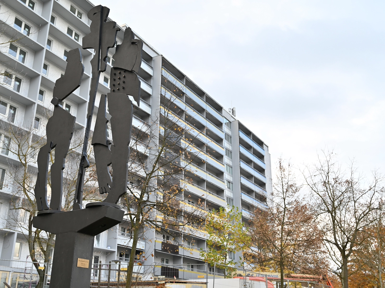 Das Modellquartier am Salvador-Allende-Platz in Jena Lobeda-Ost ist ein DDR-Plattenbaukomplex vom Typ WBS70. Im Rahmen der Sanierung erhalten alle Wohnungen eine Balkon-PV-Anlage zur Eigenstromerzeugung und direkten Nutzung durch die Mieterinnen und Mieter. 