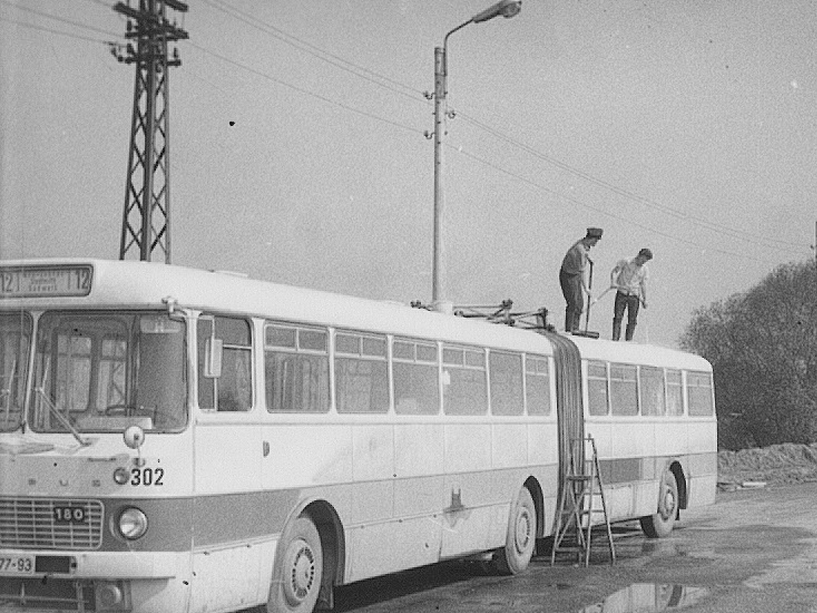 Ikarus-Bus 302 wird von Hand gewaschen 1970. 