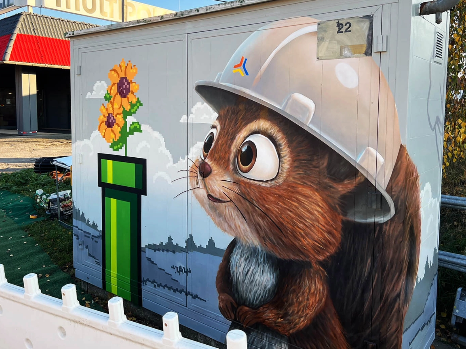 Ein flauschiges Eichhörnchen auf der Anlage am Burgau-Park.