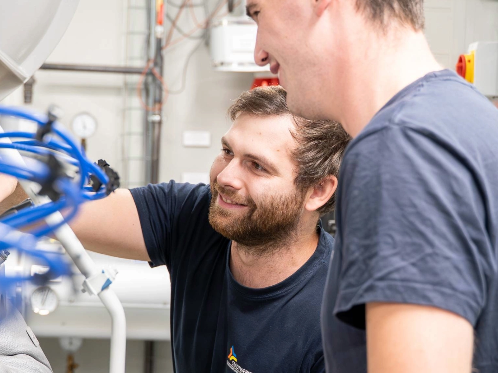 Stadtwerke Jena Netze Mitarbeiter warten eine Anlage