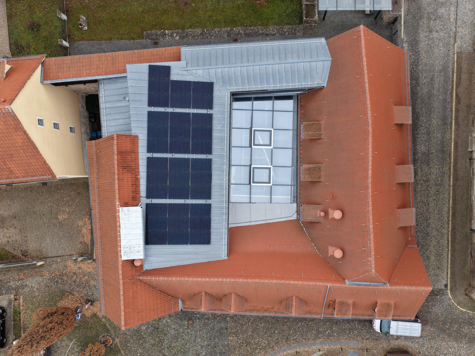 Das Museumsdach mit der PV-Anlage aus der Vogelperspektive