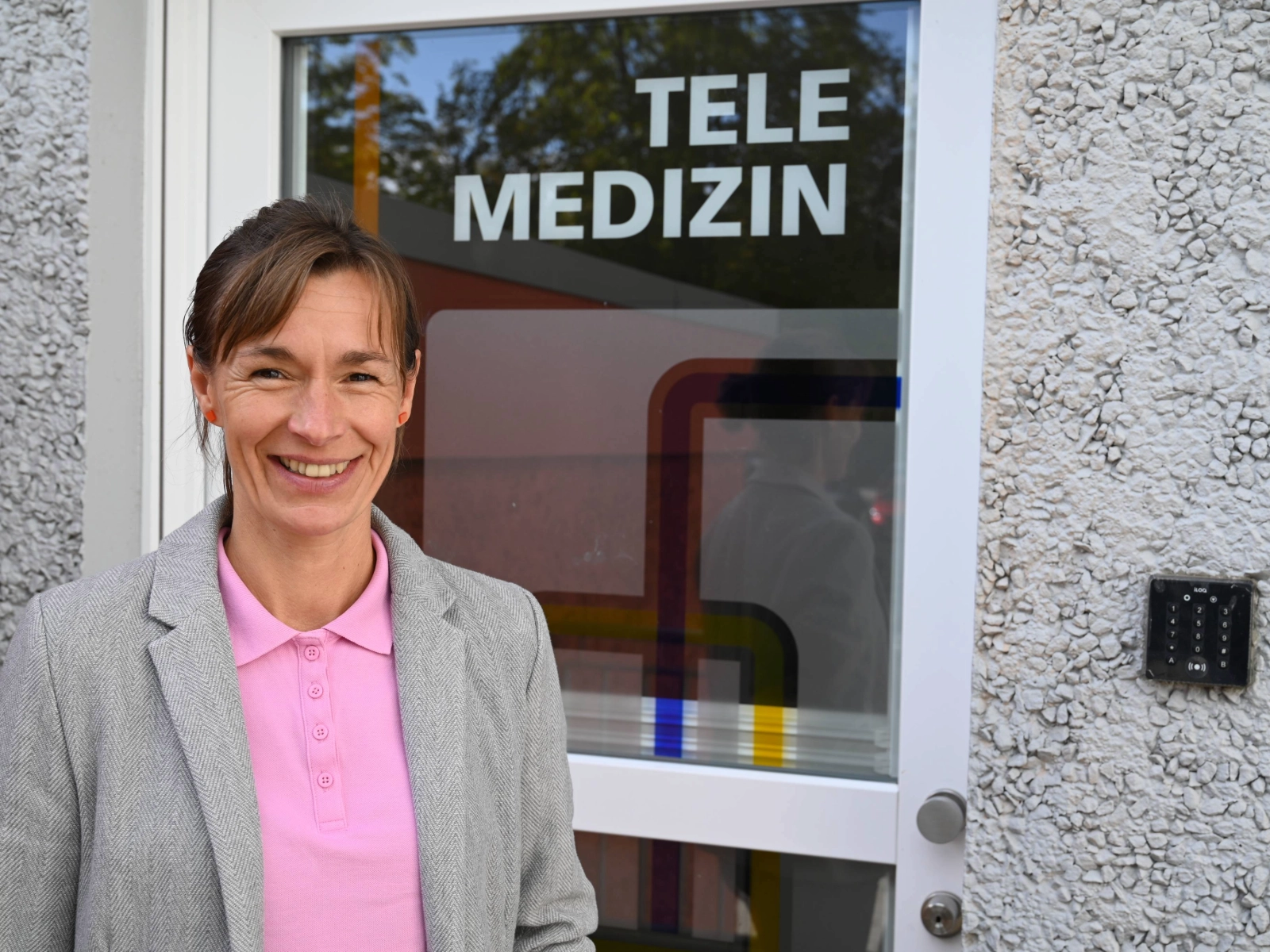 Mandy Steinbrück vor dem Telemedizinraum im Smarten Quartier Jena-Lobeda
