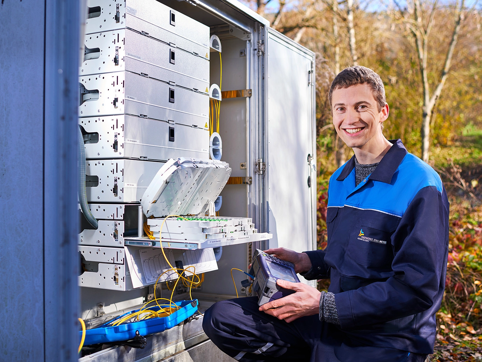 Mitarbeiter an Strom-Verteilerkasten