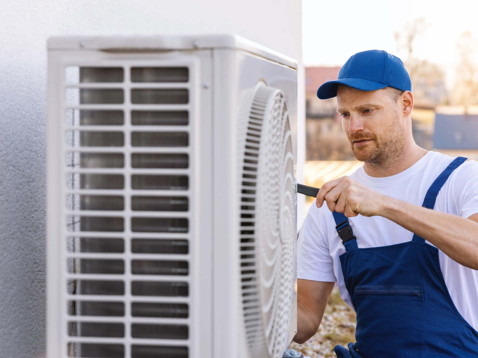 Ein Installateur arbeitet an einer Wärmepumpe