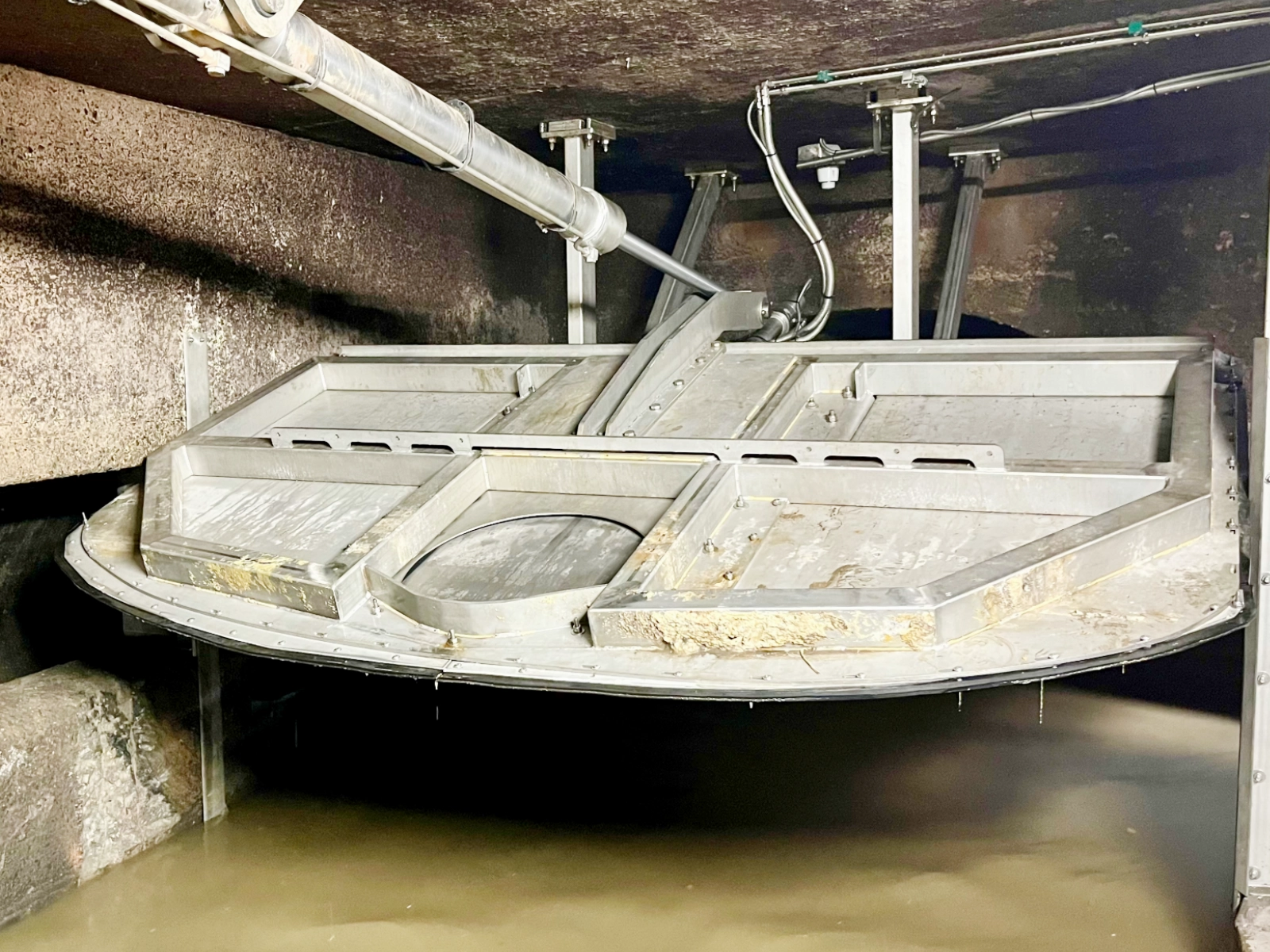 Die flexiblen, mittels künstlicher Intelligenz gesteuerten Kanalklappen lassen sich stufenlos öffnen und schließen. Somit regulieren sie vollautomatisch das Transportvolumen in Jenas größtem Abwasserkanal.