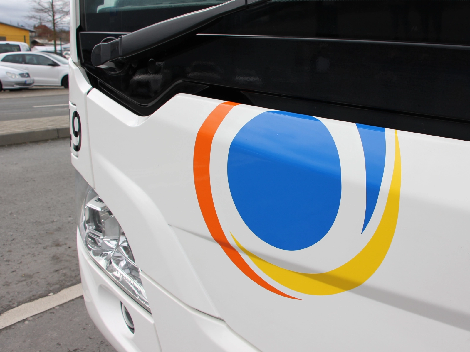 Symbolbild JES Bus mit neuem Logo.