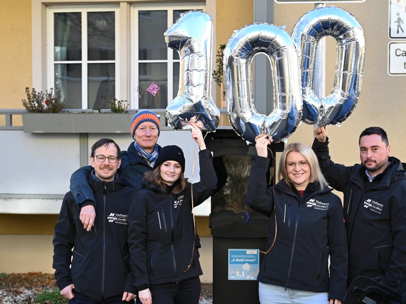 Das komplette Elektromobilitäts-Team der Stadtwerke Energie an der 100. öffentlichen Ladesäule in Jena – v.l.n.r. Andreas Well, Matthias Stüwe, Laura Auerbach-Gottschall, Djamila Neutert und Dennis Beyermann. 