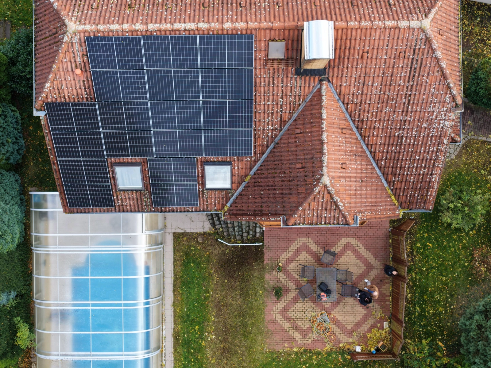 Luftaufnahme eines Wohnhauses in Kapellendorf mit großer Photovoltaikanlage auf dem Dach und Terrasse im Garten – Projekt der Stadtwerke Energie Jena-Pößneck.