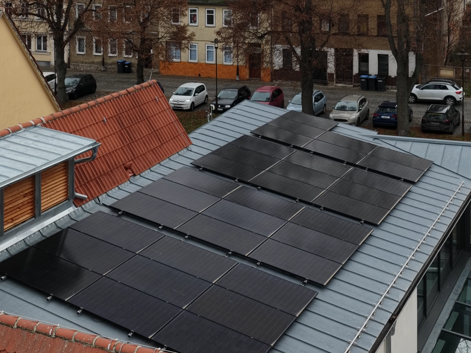 Das Museumsdach mit der PV-Anlage aus der Vogelperspektive