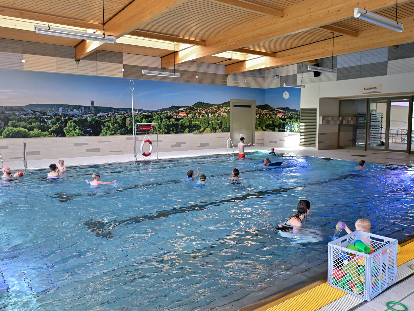 Personen in einem Schwimmbecken