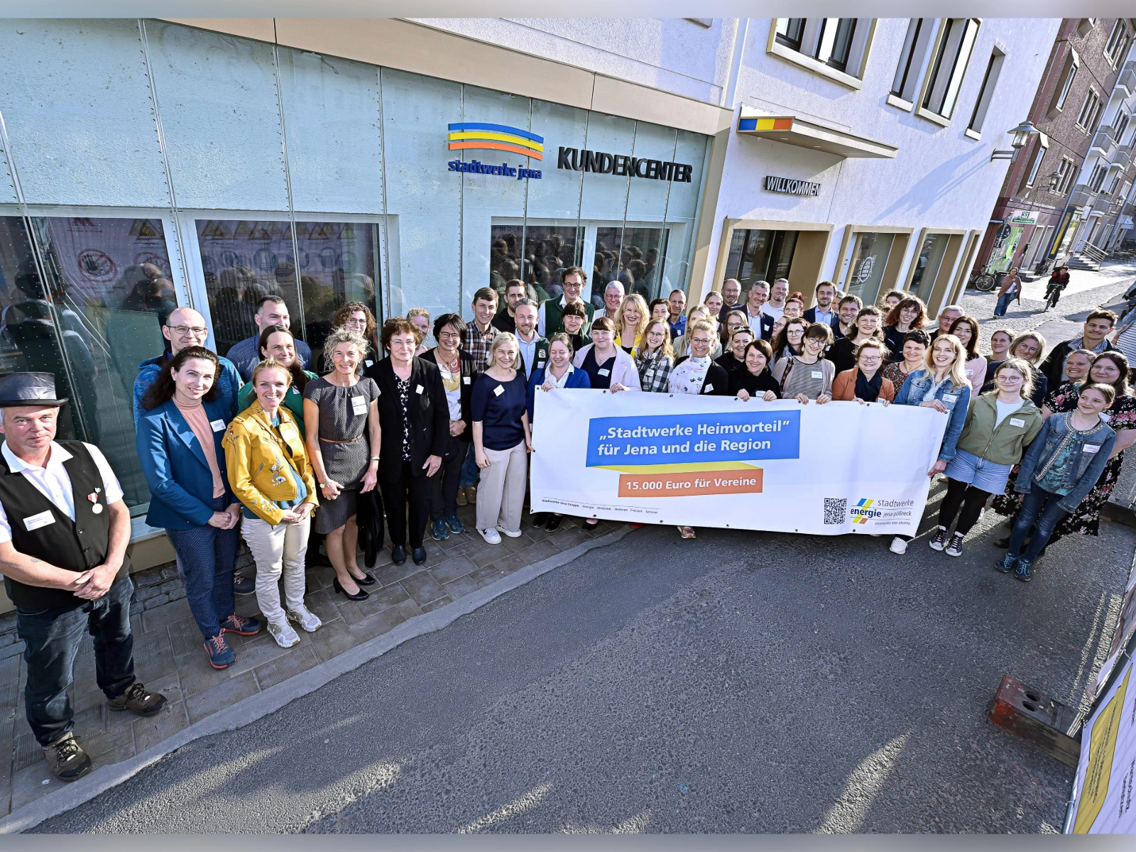Gemeinsam stark für die Region: Vertreterinnen und Vertreter von den Stadtwerken Energie und der geförderten Vereine bei der Spendenübergabe des „Stadtwerke HEIMVORTEIL“ vor dem Kundencenter der Stadtwerke Jena Gruppe.