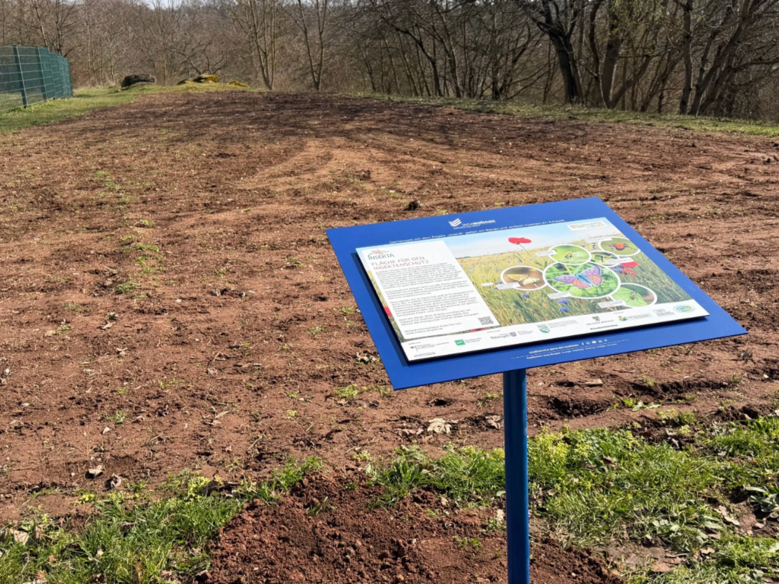 Jede Insektenwiese ist mit einem Informationsschild ausgestattet.