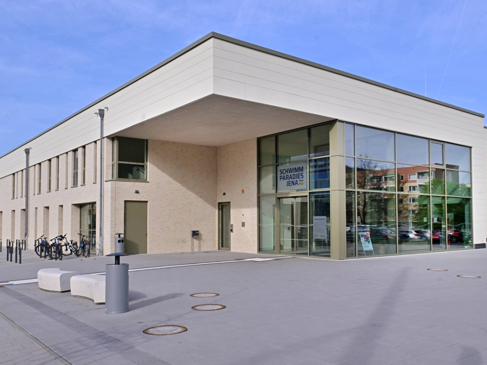 Außenansicht des Schwimmparadies Jena 
