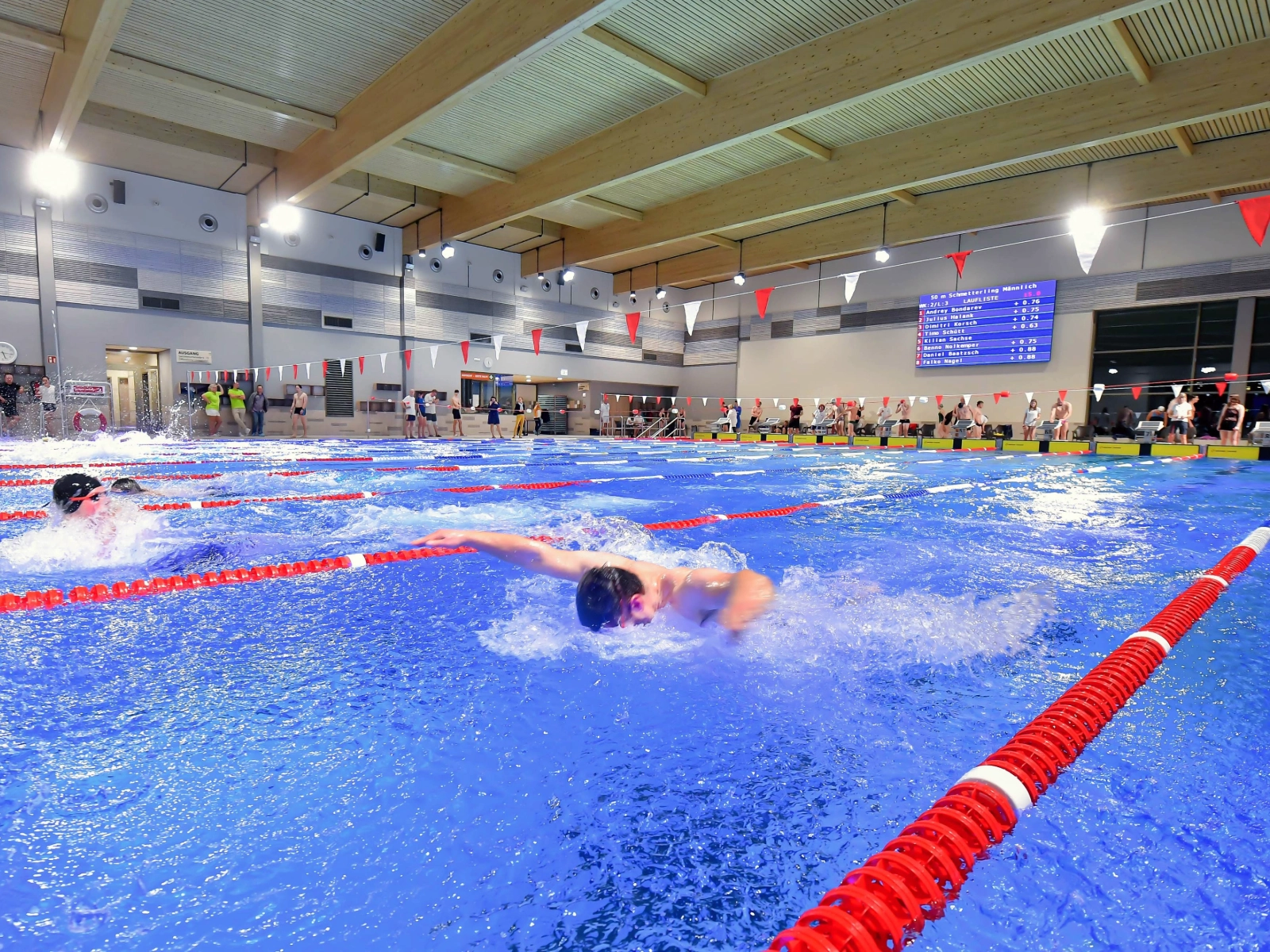 Personen schwimmen in einem Schwimmbecken 