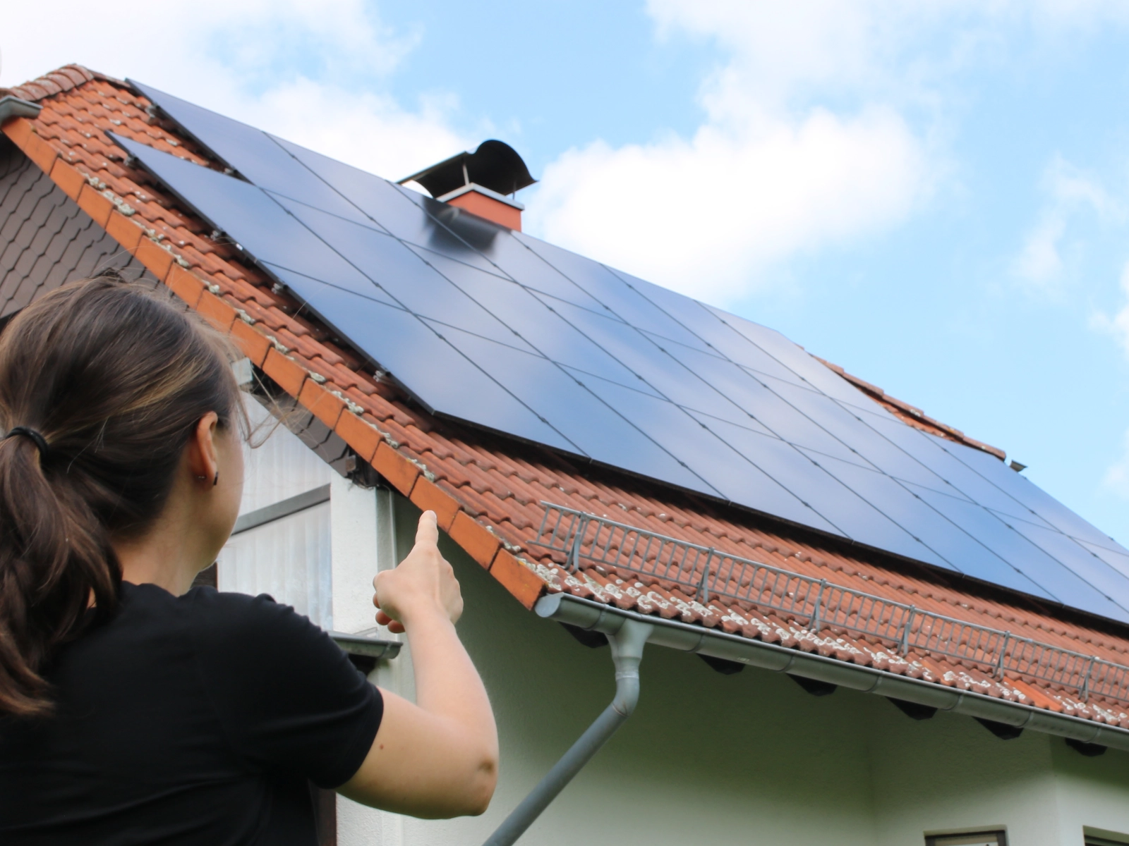 Christina John vor der von ihr geplanten PV-Anlage in Apolda