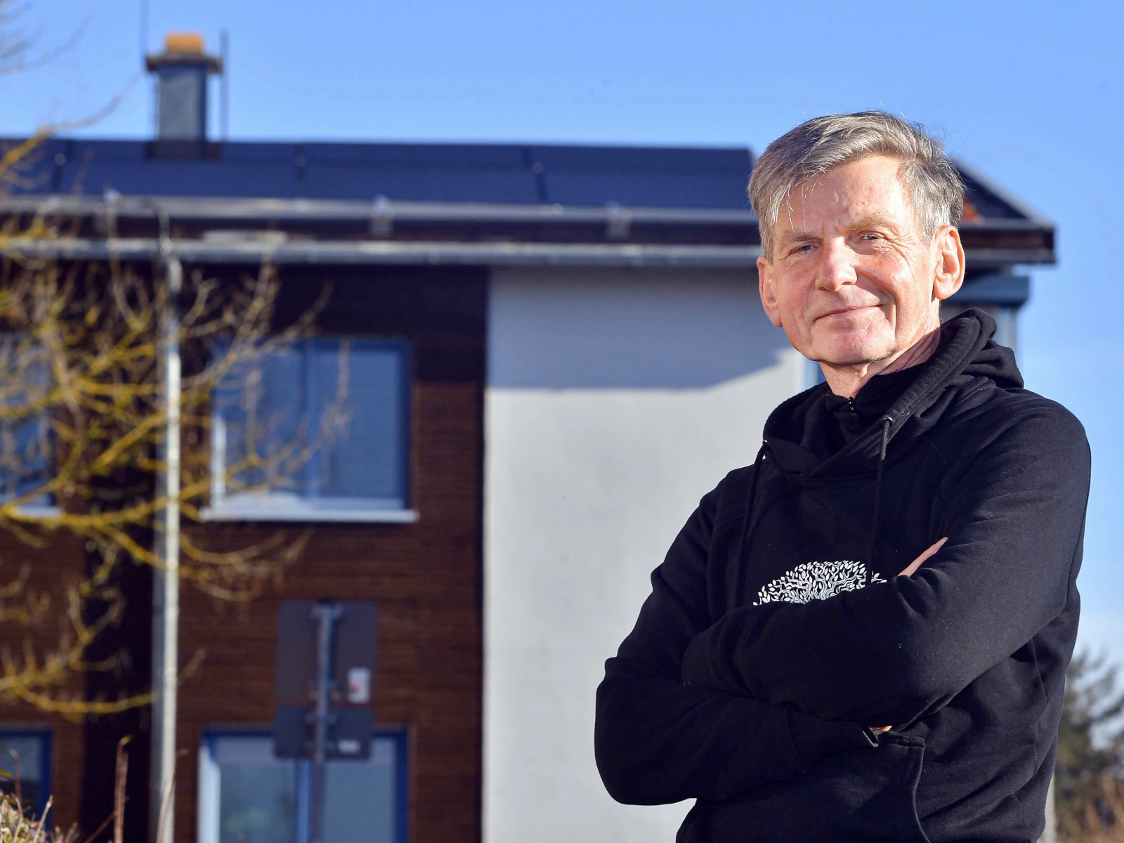 Till Noack, einer der Gründer und ehemaliger Geschäftsführer der Stadtwerke Energie, steht vor seinem Haus.