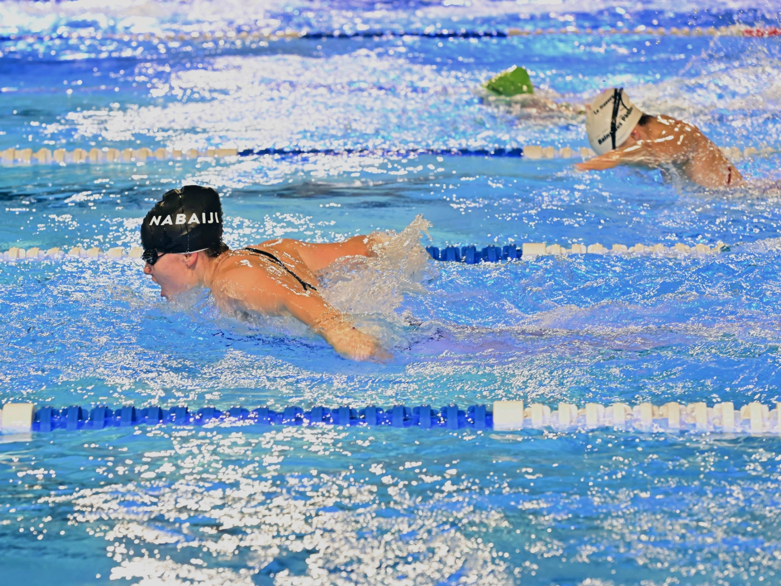 Personen schwimmen in einem Schwimmbecken 