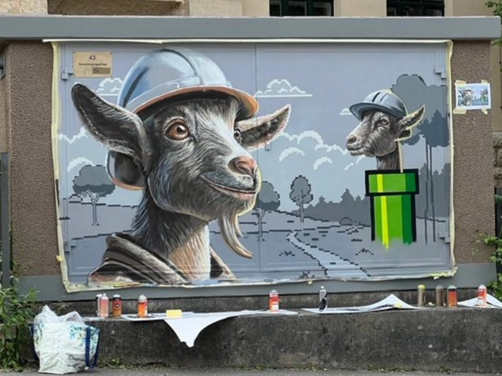 Behelmte Ziegen, die an der Friedrich-Engels-Straße den Weg nach Ziegenhain weisen.