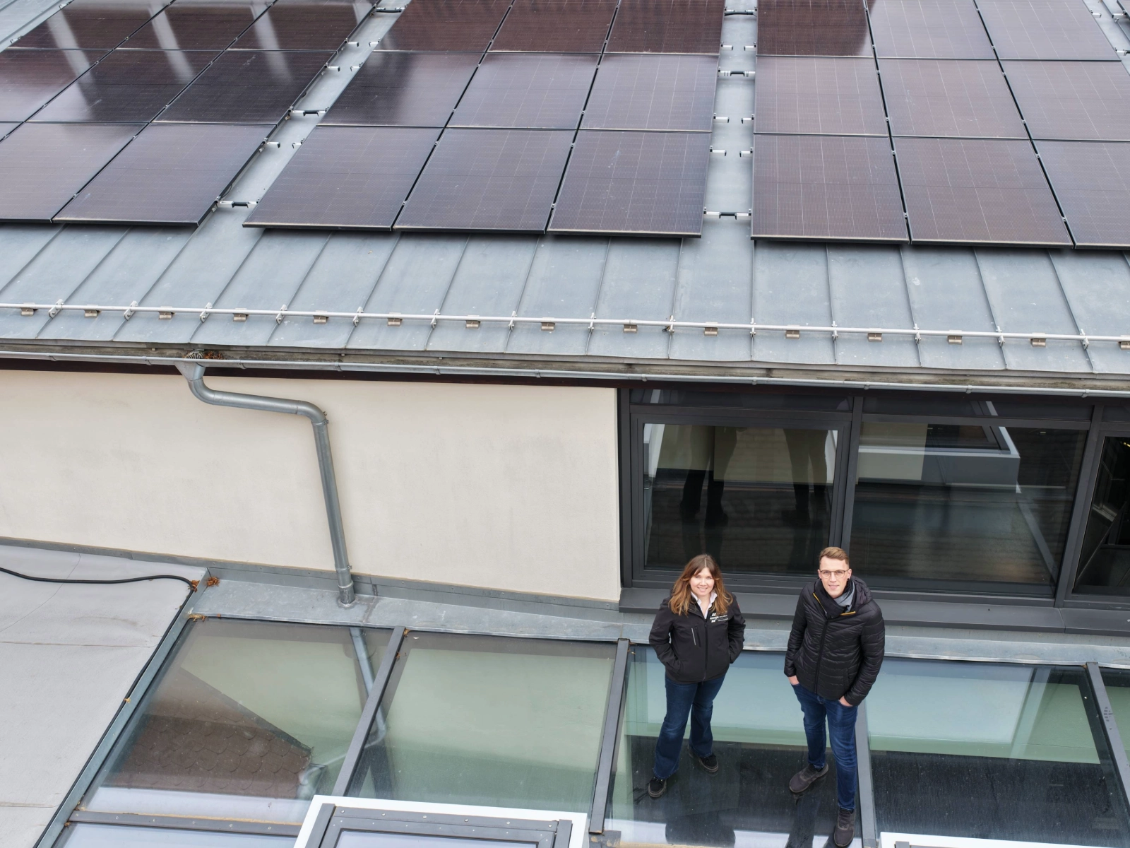 Franziska Spitzweg und Robert Radicke auf dem Museumsdach mit der PV-Anlage