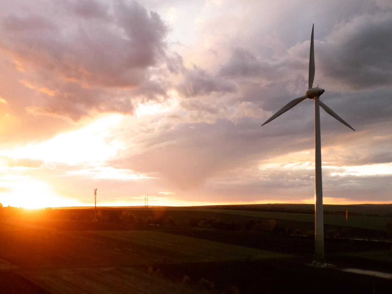 Windrad bei Sonnenaufgang.
