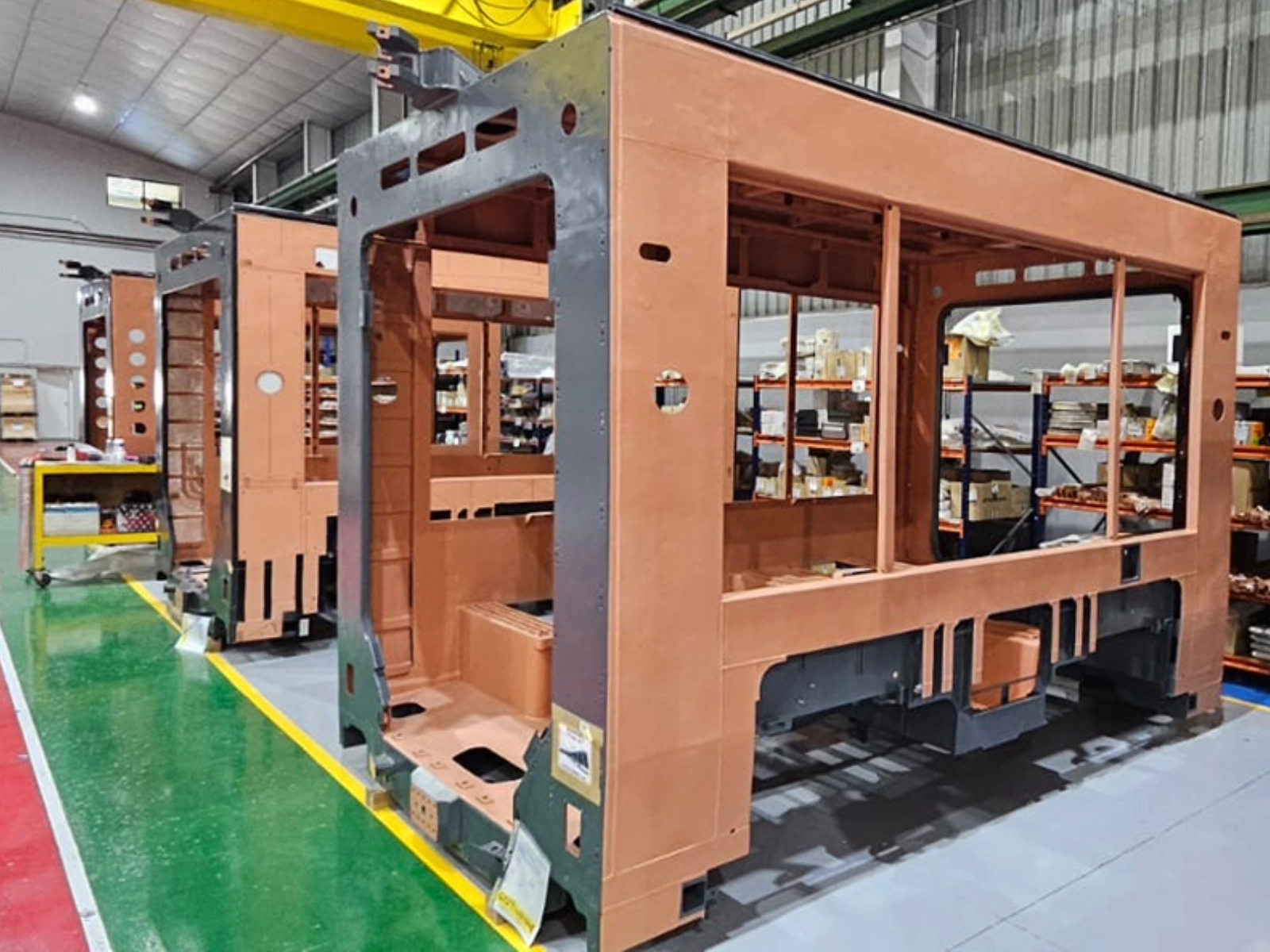  Im Werk des Straßenbahnherstellers Stadler in Valencia hat die Produktion von neun weiteren Lichtbahnen begonnen. Hier sind erste Wagenteile im Rohbau zu erkennen. 