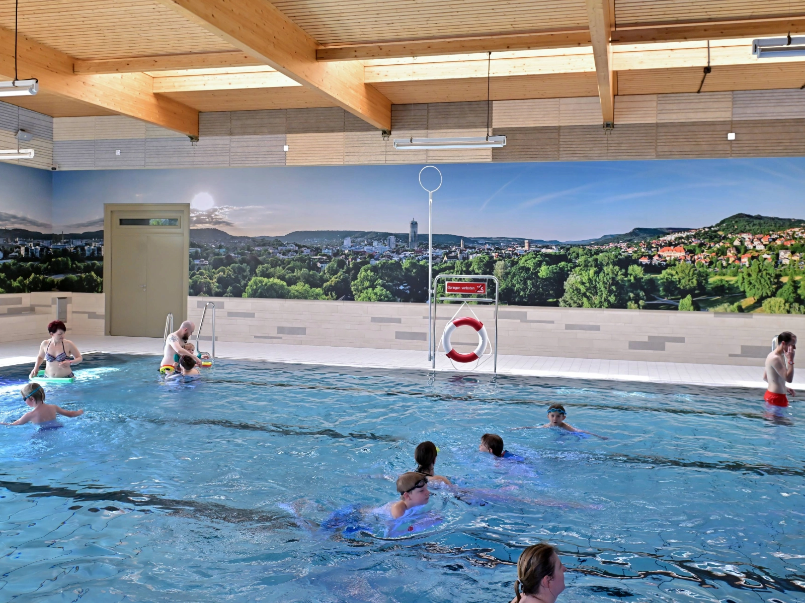 Personen in einem Schwimmbecken